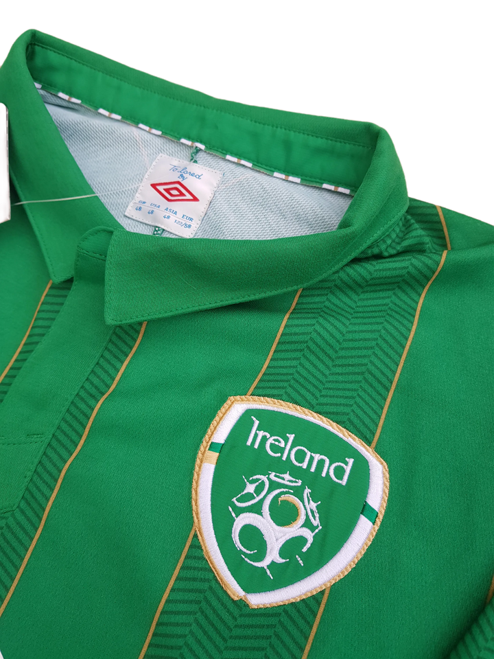 collar of 2011 Ireland Home football shirt