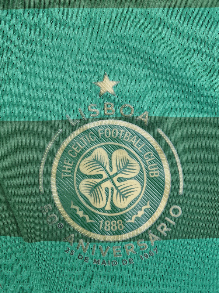 Celtic crest on 2017/18 Celtic Away Shirt 