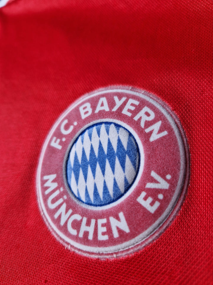 Bayern crest on 1993/95 Bayern Munich Shirt