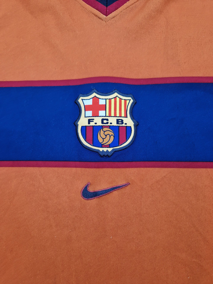 Club crest on 1998/99 Barcelona Third Shirt
