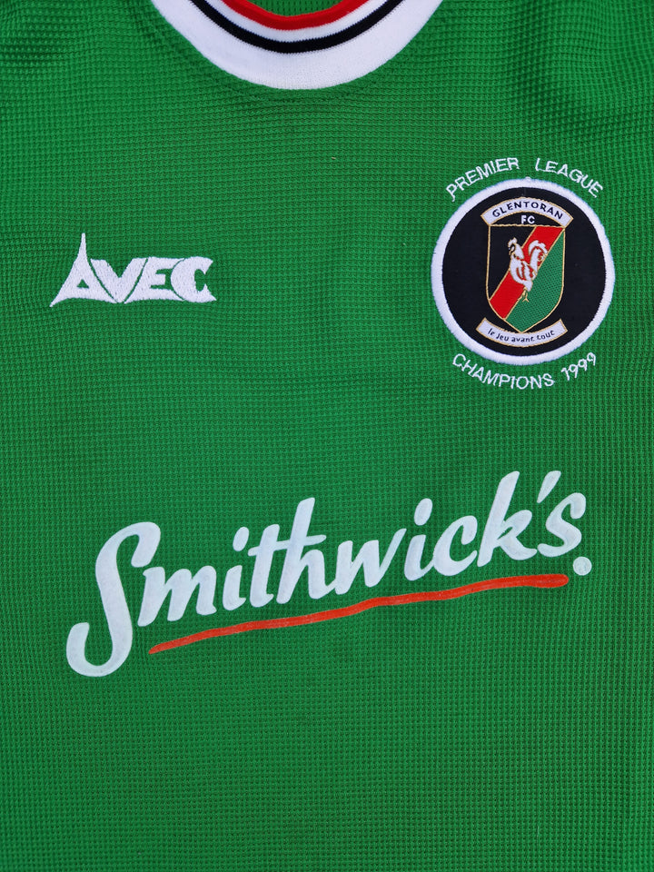 Smithwicks sponsor on Front of 1999 2000 Glentoran FC Shirt