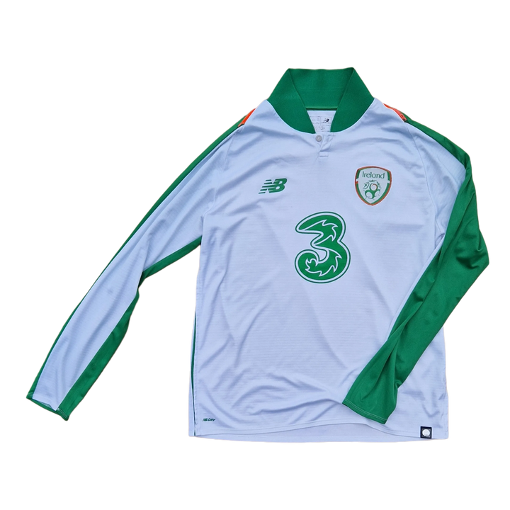 Front of long sleeve 2018/2020 Ireland Away Soccer Jersey 