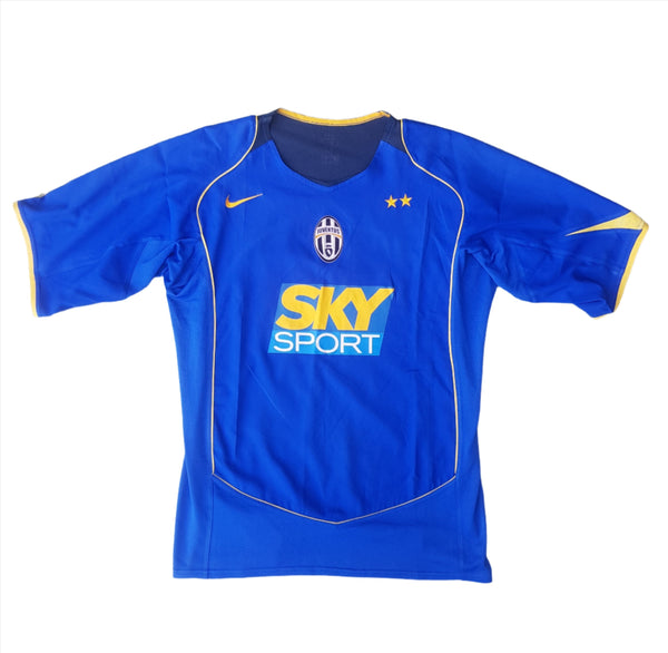 Front of 2004/05 Juventus away shirt