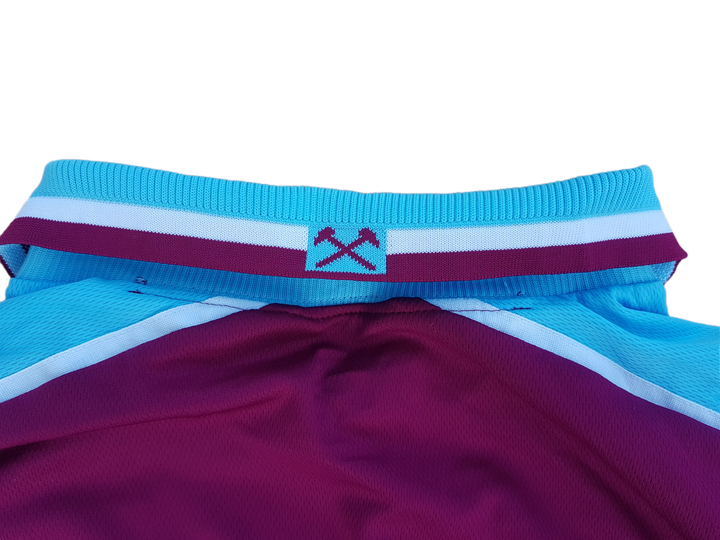 Back of collar on 1999/2001 West Ham Jersey. 