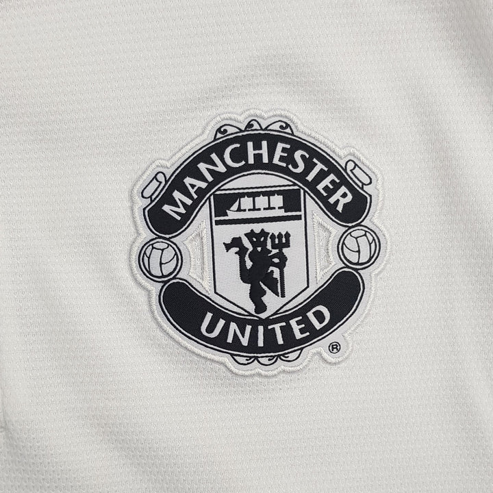 Crest on Manchester United Shirt