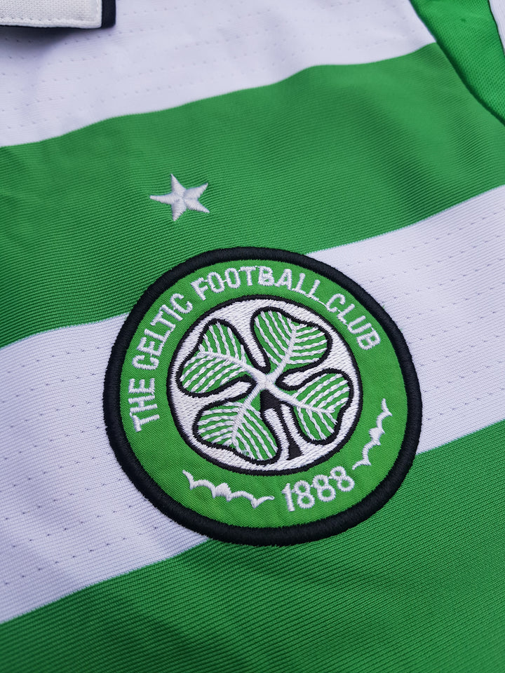 Crest on 2004/05 Celtic Long Sleeve Home Shirt